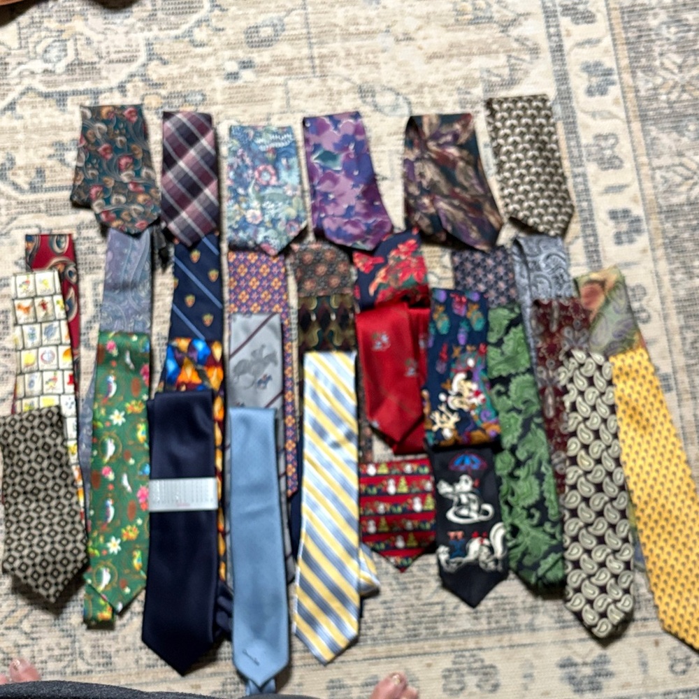 Lot of 32 neckties.